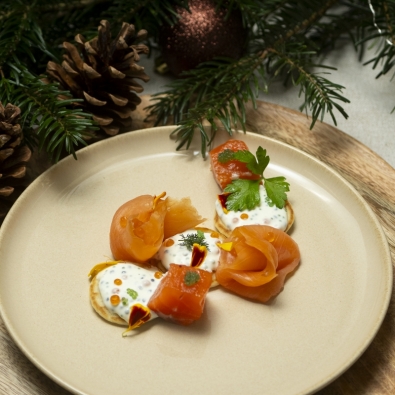 Saumon fumé et sauce aigrelette sur blinis maison